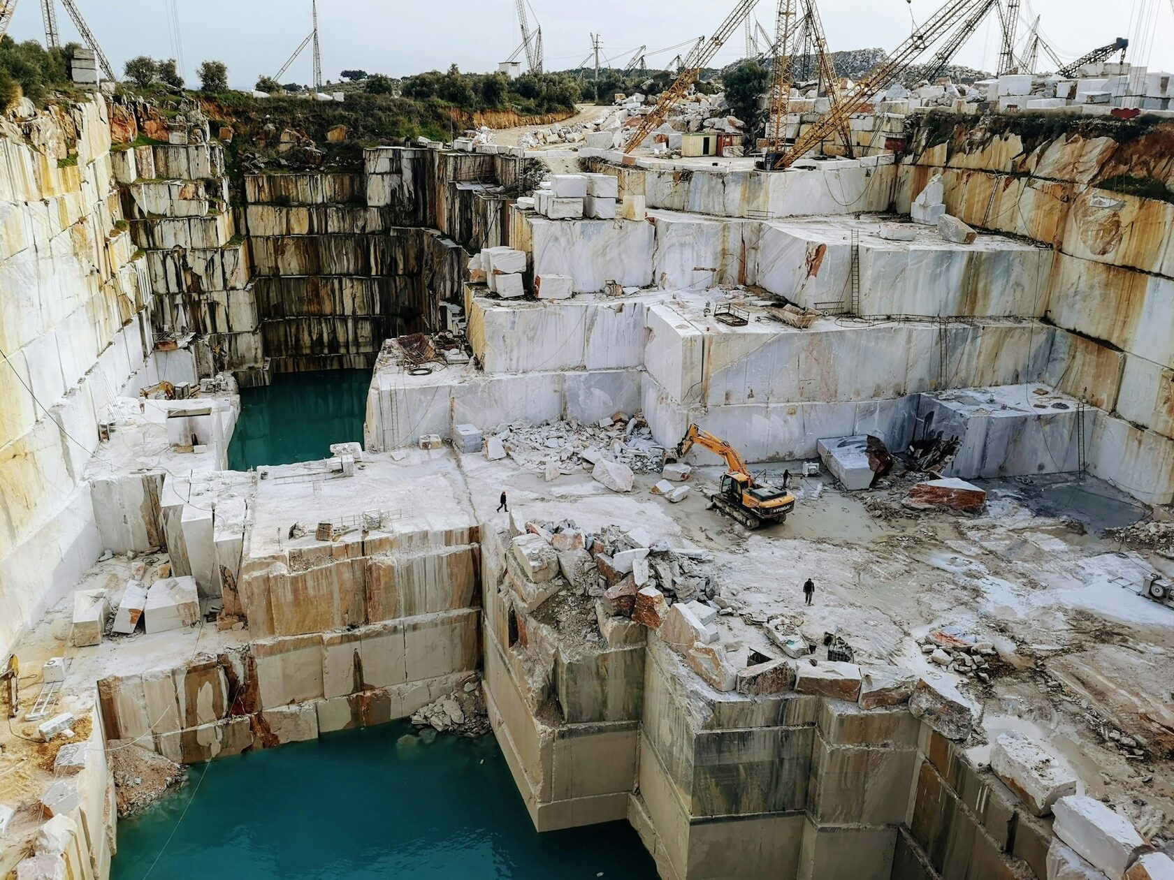 Cantera y bloques de piedra